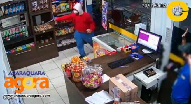 Foto 3 de 4 — Homem rouba postos de combustíveis e assusta frentistas. Veja as imagens